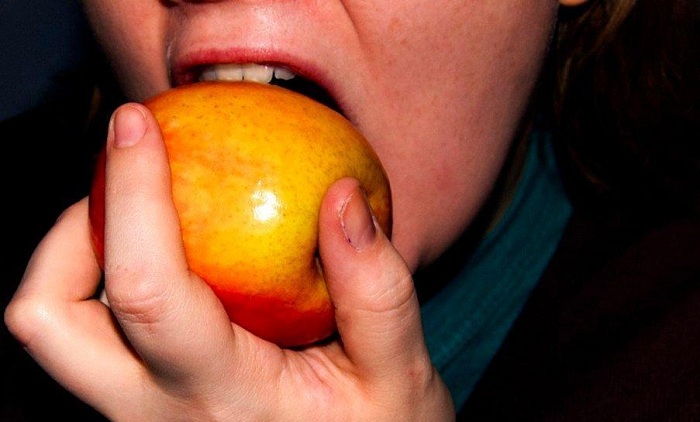 Women who eat less fruit and more fast food 